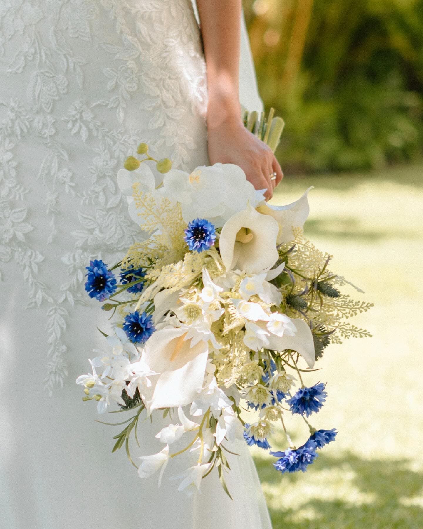 kmt.flowers
｜order made wedding bouquet 
｜アーティフィシャルフラワー
　
オーダーメイド
𓍯ブーケ ブートニア セット｜flower bouquet
　22,000yen〜

完成品
𓍯ブーケ ブートニア セット｜flower bouquet
　17,800yen〜
𓍯髪飾り｜flower accessories
　1,650yen〜
　
..............................................................................

ハワイ挙式をされたお客様のブーケ 、ブートニアを
作らせていただきました🏝️

ハワイの明るい光と緑に合うライトグリーンとアクセントになるブルーを合わせました

細やかなレースが素敵なドレスでしたので、ブーケにも小花を合わせ一体感が生まれる仕上げにいたしました

Please feel free to contact us if you have any questions .

..............................................................................

#ウエディングブーケ 
#アーティフィシャルフラワーブーケ 
#造花ブーケ
#オーダーメイドブーケ 
#海外ウエディング 
#結婚パーティー 
#ロケーションフォト 
#前撮り 
#結婚式準備 
#プレ花嫁 
#プレ花嫁さんと繋がりたい
#おうちフォトブース 
#weddingbouquet 
#artificialflowers