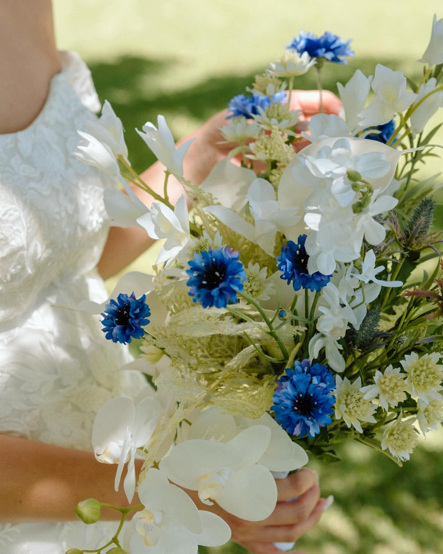 kmt.flowers
｜order made wedding bouquet 
｜アーティフィシャルフラワー
　
オーダーメイド
𓍯ブーケ ブートニア セット｜flower bouquet
　22,000yen〜
　
完成品
𓍯ブーケ ブートニア セット｜flower bouquet
　17,800yen〜

𓍯髪飾り｜flower accessories
　1,650yen〜

Please feel free to contact us if you have any questions .
　
..............................................................................

#ウエディングブーケ 
#アーティフィシャルフラワーブーケ 
#造花ブーケ
#オーダーメイドブーケ 
#海外ウエディング 
#結婚パーティー 
#ロケーションフォト 
#前撮り 
#結婚式準備 
#プレ花嫁 
#プレ花嫁さんと繋がりたい
#おうちフォトブース 
#weddingbouquet 
#artificialflowers