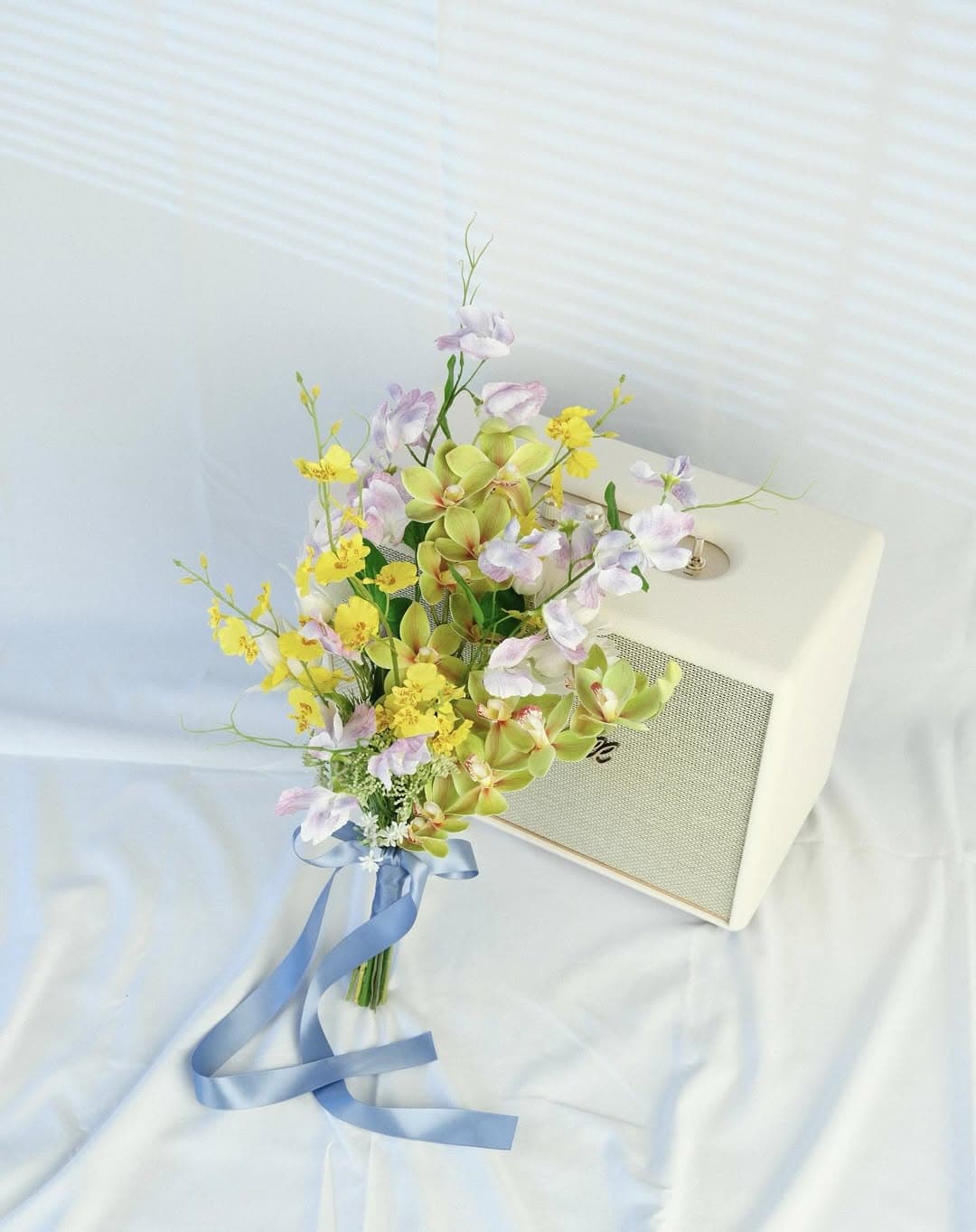 kmt.flowers
｜artificial flowers
｜アーティフィシャルフラワー

「お母さんが結婚式で持ったブーケを持ちたい」
そうご希望された素敵なご新婦様にお会いしました

結婚式場のフラワーコーディネーターをしていた時の事です

そんな風に言っていただけるブーケを作りたいと
このショップをオープンする時に心に決めました

　
完成品
𓍯ブーケ ブートニア セット｜flower bouquet

ご料金などのお問い合わせはdmまたはLINEにて承っております

#ウエディングブーケ #アーティフィシャルフラワー #造花ブーケ #2025冬婚 #2026春婚 #海外ウエディング #結婚パーティー #ロケーションフォト #前撮り #結婚式準備