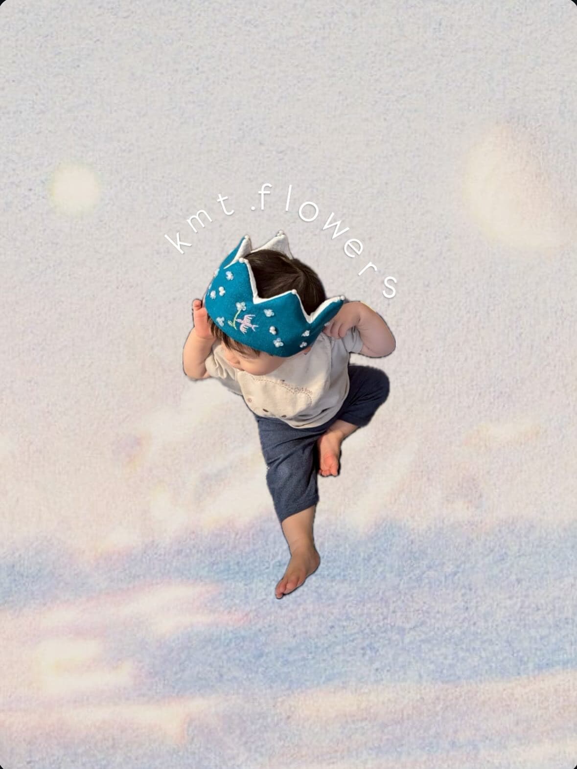 @kmt.flowers 
ハンドメイド

とっても可愛いお写真が届きました
1歳のお誕生日会⚮̈ .゜

記念すべき1日にお供できた様な気分で
すごく嬉しいです

気になることなどございましたら、お気軽にお問い合わせください
dm、LINEにて承っております

#バースデーフォト 
#バースデーフォトアイテム 
#初節句
#お食い初め
#誕生日フォト 
#七五三 
#ベビー小物 
#王冠 
#ハンドメイド 
#刺繍 
#ビーズ刺繍