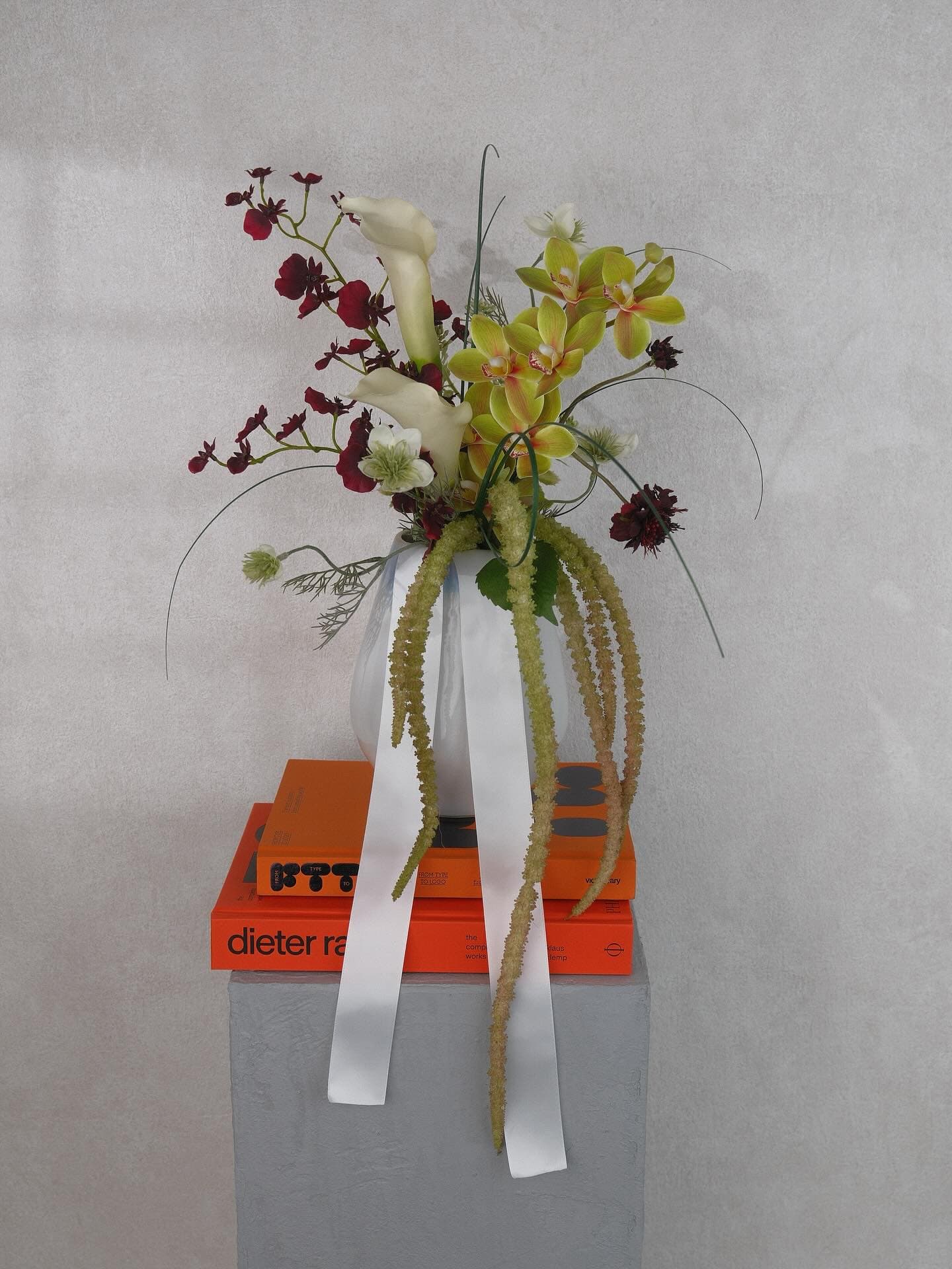kmt.flowers
｜artificial flowers bouquet 
｜アーティフィシャルフラワーブーケ
　
完成品
ブーケ ブートニア セット｜flower bouquet

minneにてリリースいたしました
It’s available for purchase on minne

________________________________________

放射線状に広がる繊細なグリーンが
実は大事なポイントです

お問い合わせはdm、またはLINEにて承っております✉️
For inquiries, please contact us on dm or LINE

________________________________________

#ウエディングブーケ #アーティフィシャルフラワーブーケ #造花ブーケ#オーダーメイド #海外ウエディング #ロケーションフォト #前撮り #結婚式準備 #プレ花嫁
#weddingbouquet #artificialflowerbouquet #2026春婚 #2026冬婚 #2025冬婚