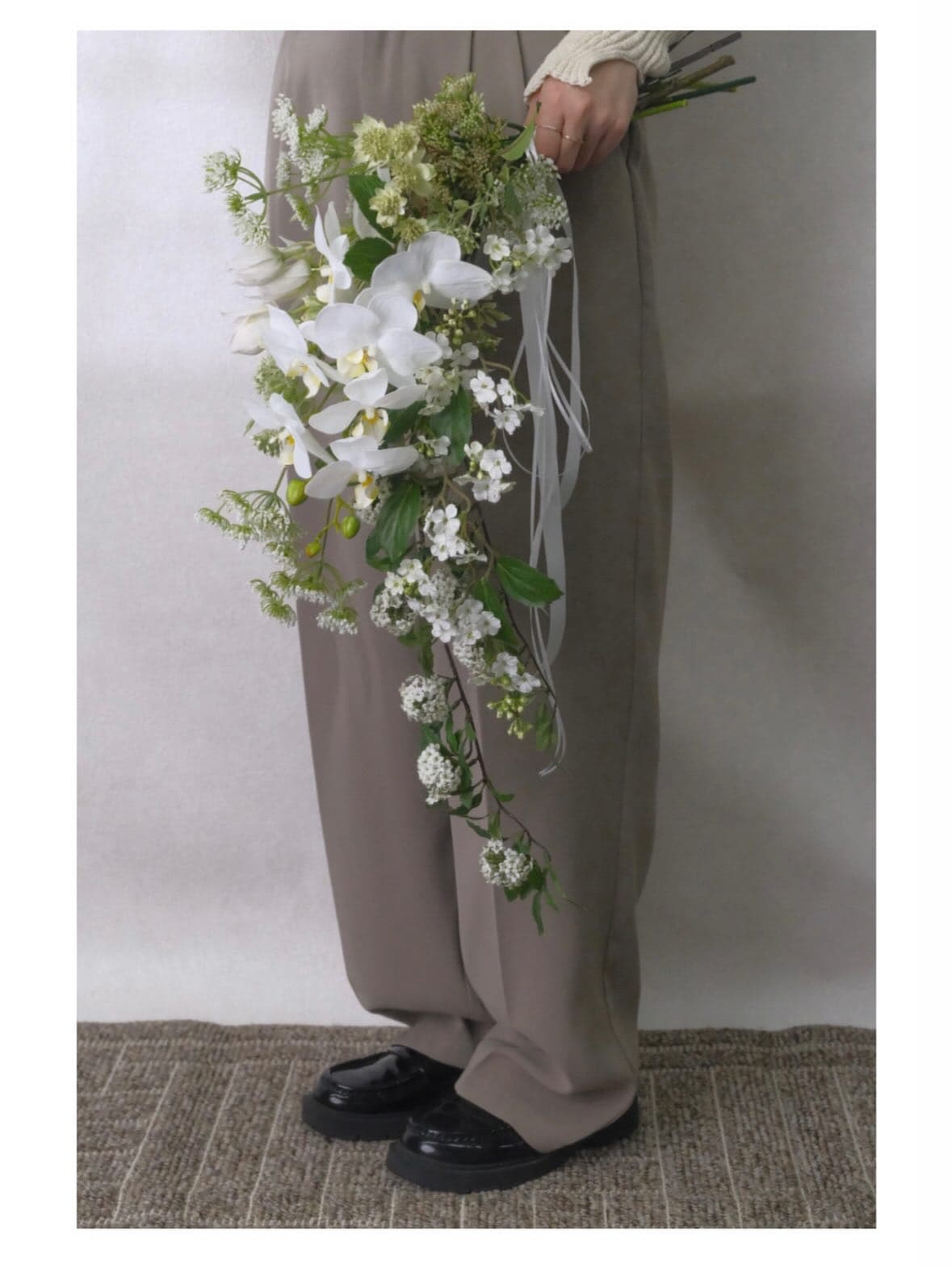 kmt.flowers
｜artificial flowers bouquet 
｜アーティフィシャルフラワーブーケ
　
完成品
ブーケ ブートニア セット｜flower bouquet

________________________________________

たっぷりとお花が枝垂れるように束ねました
持ち方で印象が変わるので魅せ方も人それぞれです

お問い合わせはdm、またはLINEにて承っております✉️

The bouquet with beautiful and natural flowers hanging down from the branches.
The way you hold it gives it a different impression, so there’re different ways to showcase it.

For inquiries, please contact us on dm or LINE

________________________________________

#ウエディングブーケ #アーティフィシャルフラワーブーケ #造花ブーケ#オーダーメイド #海外ウエディング #ロケーションフォト #前撮り #結婚式準備 #プレ花嫁
#weddingbouquet #artificialflowerbouquet #2026春婚 #2026冬婚 #2025冬婚