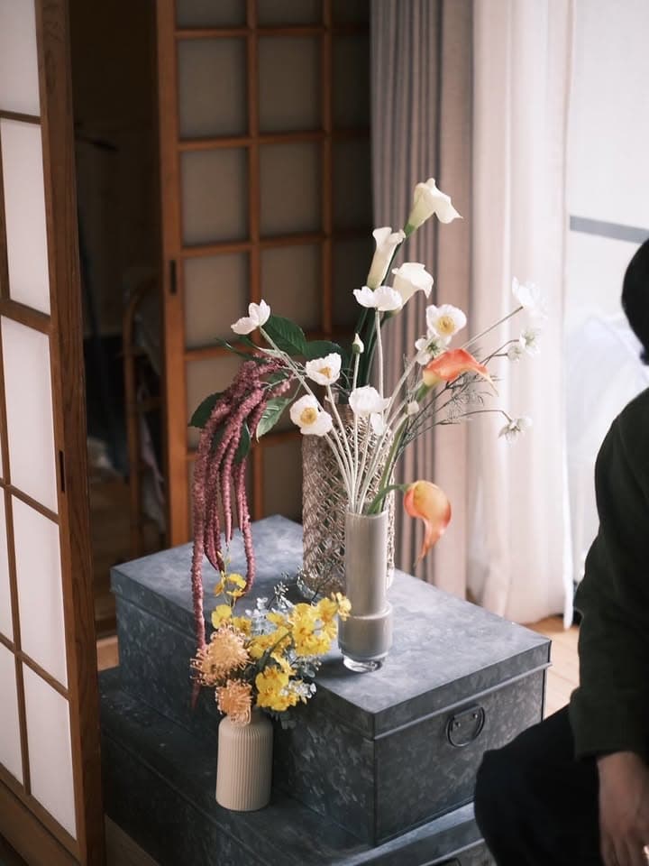 kmt.flowers
｜artificial flowers 
｜アーティフィシャルフラワー
　
________________________________________

オープニングムービーの撮影にて
お家を飾らせていただきました

家に馴染みながら、いつもより特別な空間

お問い合わせはdm、またはLINEにて承っております✉️
For inquiries, please contact us on dm or LINE

________________________________________

#アーティフィシャルフラワー #造花 #オーダーメイド #海外ウエディング #ロケーションフォト #前撮り #結婚式準備 #プレ花嫁
#weddingbouquet #artificialflowerbouquet #2026春婚 #2026冬婚 #2025冬婚