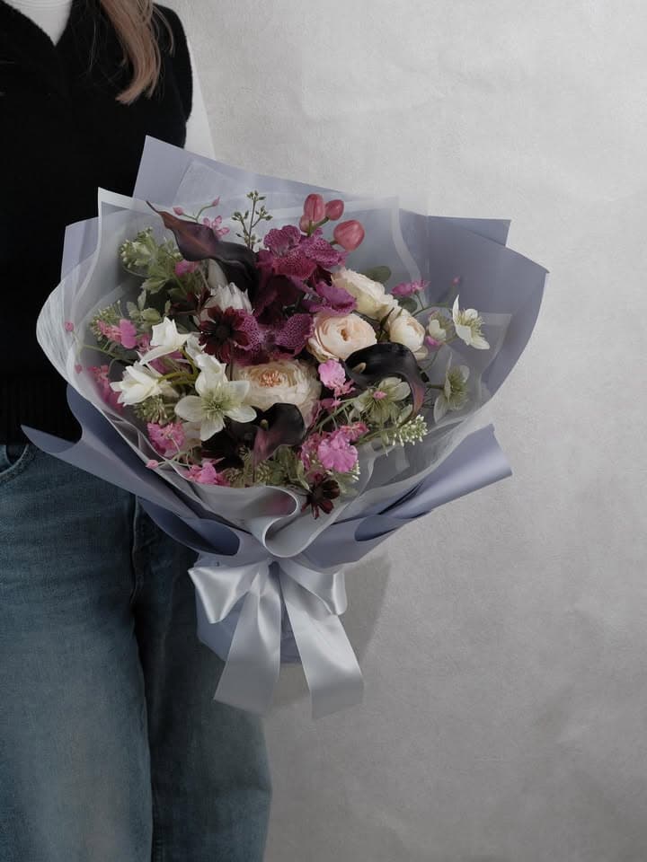 kmt.flowers
｜artificial flowers bouquet 
｜アーティフィシャルフラワーブーケ
　
________________________________________

お母様への花束をオーダーいただきました

お好きな色味、誕生花を合わせ
世界に一つの花束を束ねました

特別な贈り物にいかがでしょうか

お問い合わせはdm、またはLINEにて承っております✉️
For inquiries, please contact us on dm or LINE

________________________________________

#アーティフィシャルフラワー #造花 #海外ウエディング #ロケーションフォト #花束
weddingbouquet artificialflowerbouquet 2026春婚 2026冬婚 2026春婚