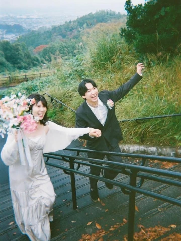 kmt.flowers
｜artificial flowers bouquet 
｜アーティフィシャルフラワーブーケ
　
素敵なお写真をシェアしていただきました
お二人の自然体な姿にとても心が温まります

大切なウエディングムービーに彩りを添えられたこと
大変嬉しく思います

#アーティフィシャルフラワー #造花 #海外ウエディング #ロケーションフォト #花束
2026春婚 2026冬婚 2026春婚