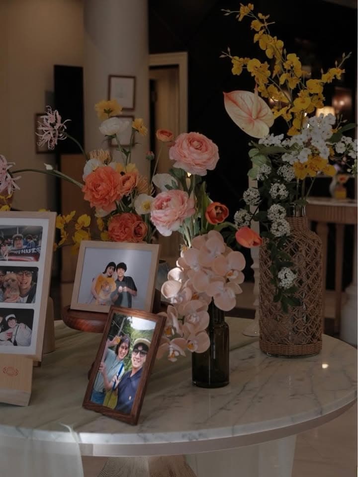 kmt.flowers
｜artificial flowers decorations 
｜ウェルカムスペース装飾

お二人が好きなオレンジと黄色

あえて披露宴会場とは違う色

それでも同じトーンの色でまとめ
統一感がでるようにしました

好きな色がもっと特別になるように
色と果実の意味も含めて提案させていただきました

果実のオレンジ
愛・健康・幸運・太陽・エネルギー の象徴

色
喜び・社交性・太陽のエネルギー

お花はオレンジのような丸いお花
果実のように熟したオレンジ色と
ジュワッと色づいたお花でおまとめしました

ゲストの方が最初に見る場所だからこそ
お二人にとって特別なアイテムでお迎えすると
ゲストの心を躍らせます

#造花ブーケ #海外ウエディング #ロケーションフォト #前撮り #2026春婚 2026冬婚 2026春婚